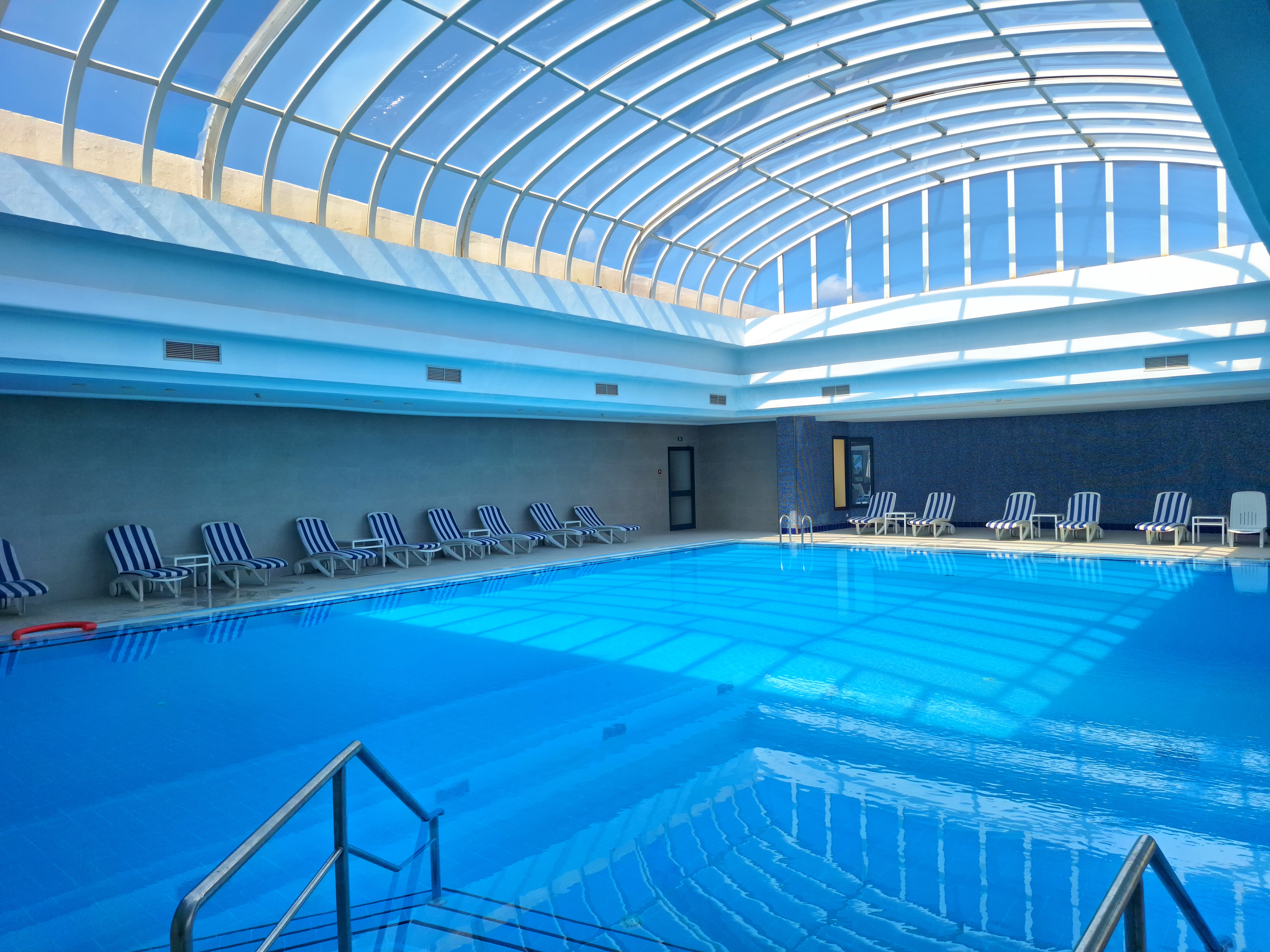 Piscine intérieure & Solarium